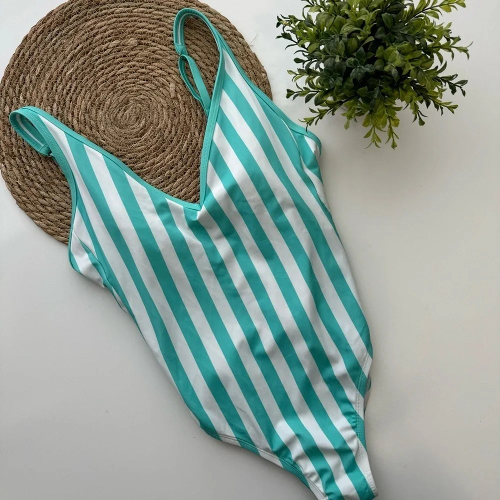 Kona Sol Women's V-Neck Over The Shoulder High Leg One Piece Swimsuit‎ Size M